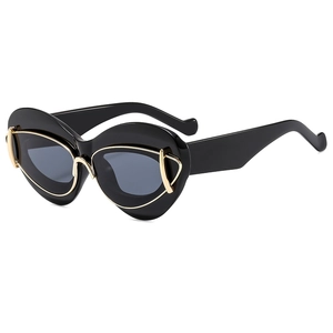Lunettes de soleil œil-de-chat tendance avec monture noire et détails dorés élégants