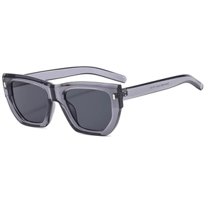 Lunettes de soleil carrées rétro avec monture grise translucide et verres foncés