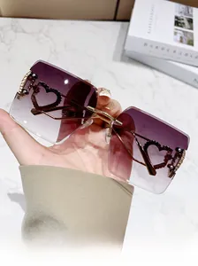 Détail des lunettes de soleil sans monture dégradé violet avec charnière en cœur métal
