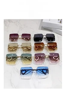 Vue à plat de lunettes de soleil carrées sans monture en sept couleurs sur marbre blanc