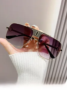 Détails de lunettes aviateur tendance avec monture dorée et verres dégradés violets