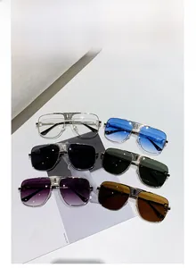 Détails des lunettes aviateur en métal avec le design emblématique du pont à triple ligne