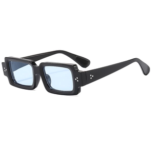 Lunettes de soleil rectangulaires noires classiques avec verres bleu clair et rivets en argent