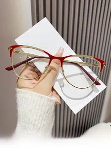 Vue détaillée des lunettes anti-lumière bleue œil de chat rouge et or à la main