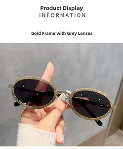 Détail de lunettes de soleil ovales avec monture dorée texturée et verres gris foncé