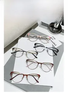 Détail de lunettes œil-de-chat anti-lumière bleue en cinq couleurs avec métal poli