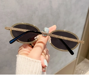Détails de lunettes de soleil ovales rétro avec branches scintillantes et monture en métal doré