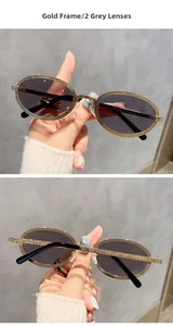 Vue détaillée de lunettes de soleil ovales en métal doré avec verres gris et monture texturée