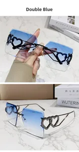 Détail de lunettes de soleil carrées sans monture avec verres dégradés bleus et charnière cœur