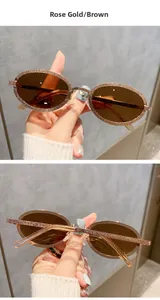 Détail de lunettes de soleil ovales vintage en métal doré rose avec branches texturées fines