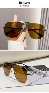 Détails de lunettes aviateur marron avec monture dorée et design élégant à double pont