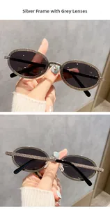 Détail des lunettes de soleil ovales argentées avec monture métallique et verres gris