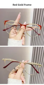 Détail de monture lunettes yeux de chat rouge et doré avec branches en métal vintage