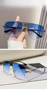 Détail de lunettes aviateur avec monture en métal doré et verres dégradés bleus