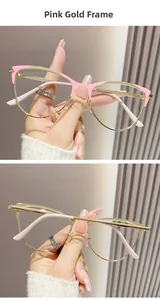 Vue détaillée de la monture d'oeil-de-chat rose et dorée avec branches en métal