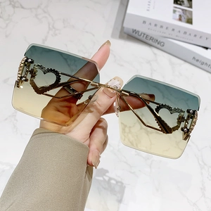 Lunettes de soleil carrées sans monture avec verres dégradés et accents de cœur dorés