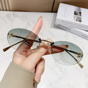 Chic rimless oval sunglasses with green gradient lenses and gold metal letter F detail