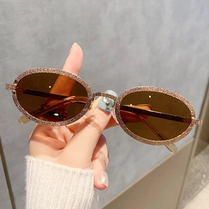 Lunettes de soleil ovales tendance avec monture dorée texturée et verres marrons