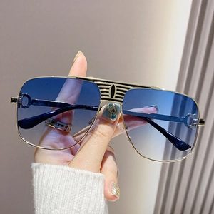 Lunettes de soleil aviateur dorées avec verres bleus dégradés pour un style tendance