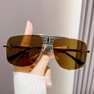 Lunettes aviateur chic avec monture en métal doré et verres marron foncé à la main