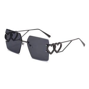 Lunettes de soleil carrées sans monture avec décoration coeur en métal et verres gris