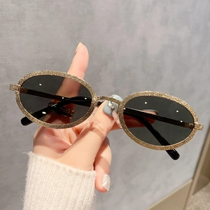 Lunettes de soleil ovales rétro en métal doré avec monture texturée et verres foncés