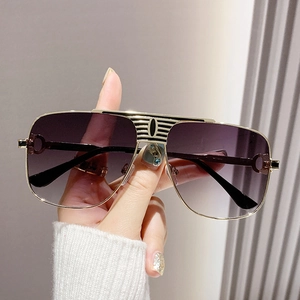 Lunettes de soleil pilote oversize avec monture dorée et verres dégradés violets
