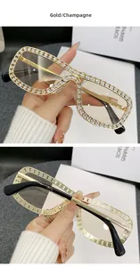Dettaglio occhiali da sole quadrati dorati con strass incastonati e lenti color champagne