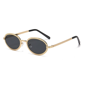 Lunettes de soleil ovales rétro avec monture métallique dorée texturée et verres foncés