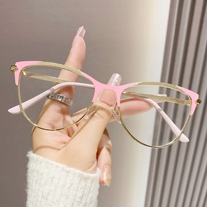 Lunettes œil de chat chic roses et dorées avec monture métal et verres anti-lumière bleue