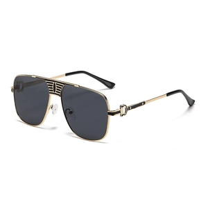 Lunettes de soleil aviateur tendance avec monture en métal doré et verres noirs élégants