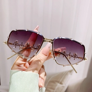 Oversized Rhinestone Sunglasses Metal Frame AC Lens UV400 Protection Vintage Luxury Geometric Eyewear Women Party Travel
