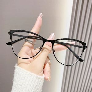 Lunettes œil de chat anti-lumière bleue pour femme avec monture noire et détails métalliques