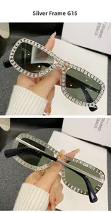 Dettaglio degli occhiali da sole quadrati in metallo argento con bordo in strass