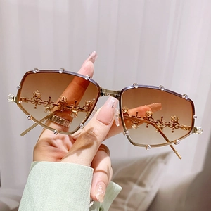 Fashionable oversized gradient brown sunglasses with rhinestones and metal crown decor