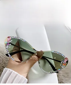 Détail de lunettes œil-de-chat sans monture avec verres dégradés verts et pierres colorées