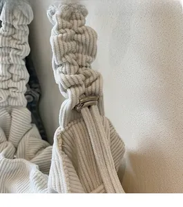 Detail eines verstellbaren Cord-Schultergurts mit Raffungen und silberner Metallschnalle