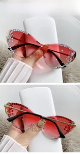 Détail de lunettes œil-de-chat sans monture avec verres dégradés roses et strass brillants
