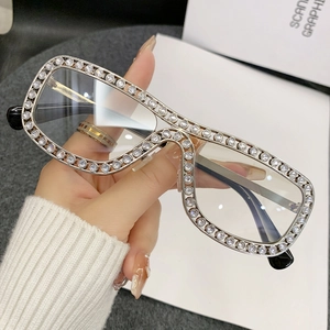 Occhiali da sole quadrati alla moda con strass argentati brillanti e montatura nera