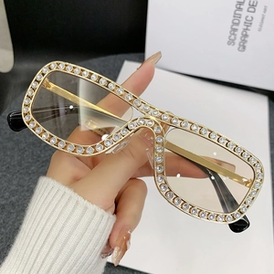 Occhiali da sole quadrati alla moda con montatura dorata e strass per uso all'aperto