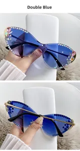 Détail de lunettes de soleil œil-de-chat dégradé bleu avec strass et branches dorées