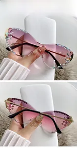 Détail de lunettes de soleil œil-de-chat rose dégradé avec des strass et bijoux de luxe