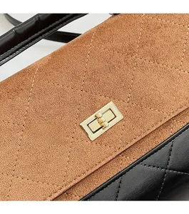 Détail du sac matelassé en daim marron et similicuir noir avec fermoir doré