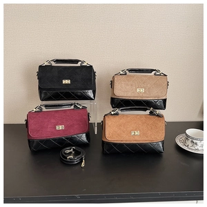 Détails des sacs à bandoulière vintage matelassés en noir, beige, bordeaux et marron