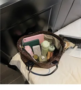 Vue de dessus de l'intérieur spacieux d'un sac cabas léopard rempli d'objets du quotidien