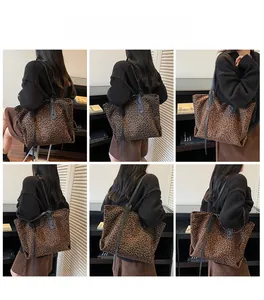 Vues multiples d'un grand sac cabas en daim à imprimé léopard avec bandoulières noires