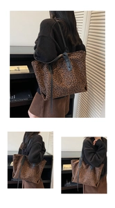 Détail du grand sac cabas à motif léopard pour femme avec fines anses noires élégantes