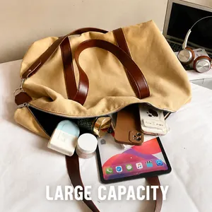 Detalle interior del bolso de lona con gran capacidad para tableta y artículos de maquillaje