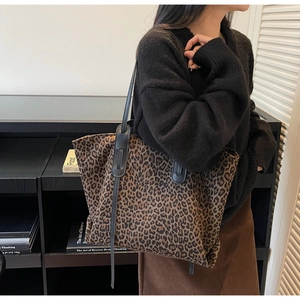 Vue lifestyle d'un grand sac cabas à imprimé léopard avec des anses noires élégantes