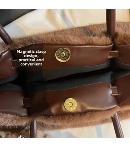 Dettaglio della borsa a secchiello in peluche con fodera in pelle marrone e chiusura magnetica